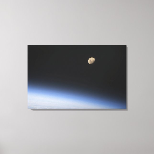 Lienzo Una luna gigante visible sobre la atmósfera de la  (Anverso)