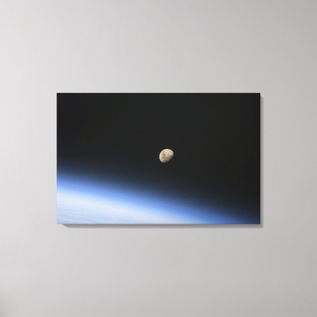 Lienzo Una luna gigante visible sobre la atmósfera de la  (Anverso)