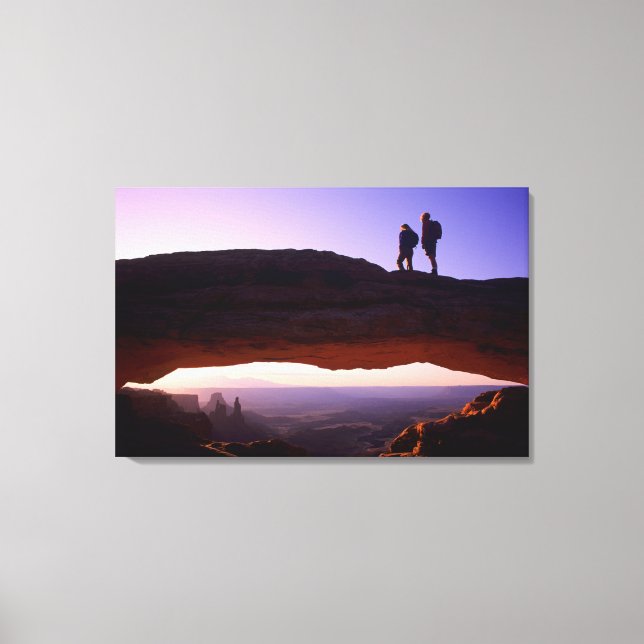 Lienzo Una pareja observa el amanecer desde la cima del A (Anverso)
