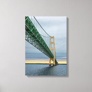 Lienzo Una vista del puente de Mackinac desde el lago Mic