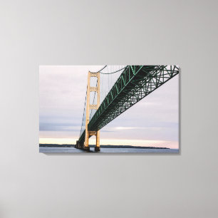Lienzo Una vista del puente de Mackinac desde el lago Mic