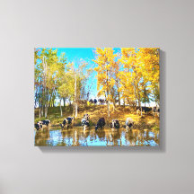 Vacas en otoño en el estanque