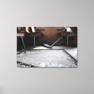 Lienzo Vidrio roto en el suelo lona abandonada