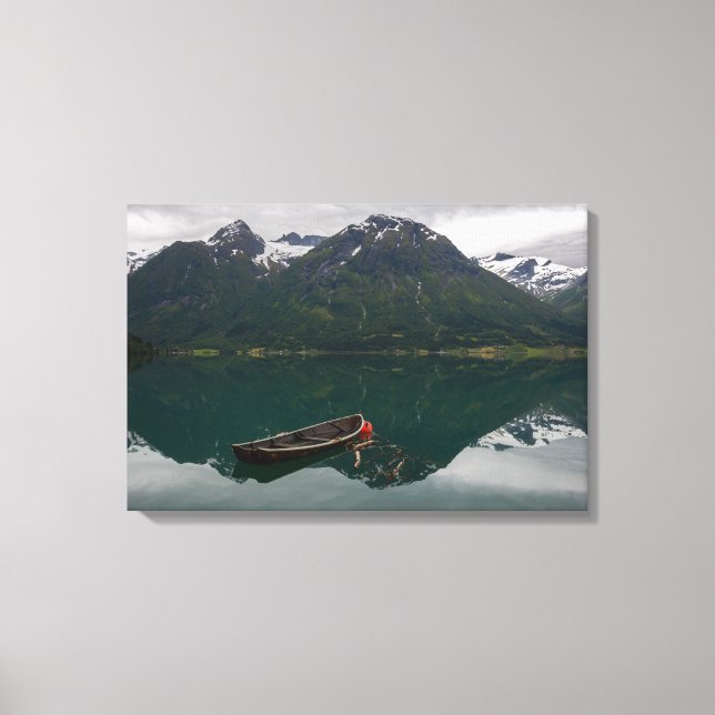 Lienzo Viejo bote de remos con reflexión de montaña (Anverso)