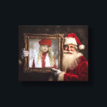 Lienzo Viejo Mundo Santa | Añadir tu foto | Navidades de<br><div class="desc">Esta hermosa imagen de tela de Navidades muestra una foto de Santa sosteniendo un marco con tu foto favorita. Los bordes envueltos tienen un fondo rojo con puntos de polka dorados. Esta impresión de lienzo es la solución perfecta para aquellos que no pueden visitar Santa en persona.</div>