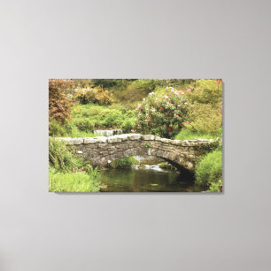 Lienzo Viejo Puente De Piedra A Través De Una Corriente E