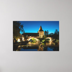 Lienzo Viejo puente medieval de noche en Nuremberg