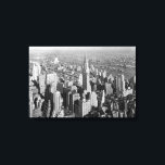 Lienzo Vintage New York City Art Deco Skyscraper<br><div class="desc">Muestra tu amor por la ciudad de Nueva York con esta foto vintage del centro de Manhattan.</div>