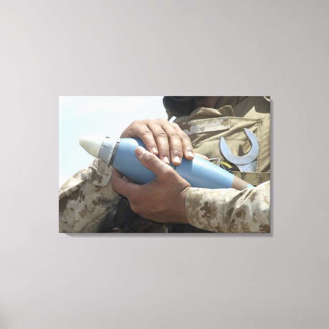 Lienzo Vista de primer plano de un soldado acribillando u (Anverso)