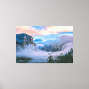 Lienzo Vista del túnel yosemita en la niebla al amanecer