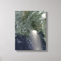 Vista satelital de un derrame de petróleo