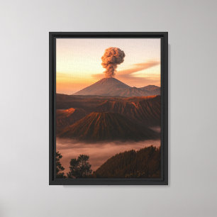 Lienzo Volcán humeante al amanecer sobre el valle de la n