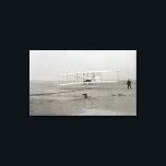 Lienzo Wright Brothers Kitty Hawk Primer Avión De Vuelo<br><div class="desc">Una fotografía vintage de Wilbur y Orville Wright durante su primer vuelo.</div>