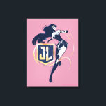 Liga de la Justicia | Mujer Maravilla y arte pop d<br><div class="desc">Echa un vistazo a la Mujer Maravilla pintada en un clásico estilo noir de alto contraste, su Lasso de la Verdad en mano y azotando alrededor de un logo de escudo de la Liga de Justicia de oro y azul. Los puntos de semitono se dispersan a través de este gráfico...</div>