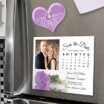 Lilac Purple Rosa Calendario Foto Guardar imán de<br><div class="desc">Estas bellas tarjetas magnéticas son la manera perfecta de hacer saber a tu familia y amigos que ahorran la fecha para tu próximo boda. El diseño romántico incluye un único rosa de color lila o púrpura en su lado, que refleja o se refleja en un estanque de agua con una...</div>