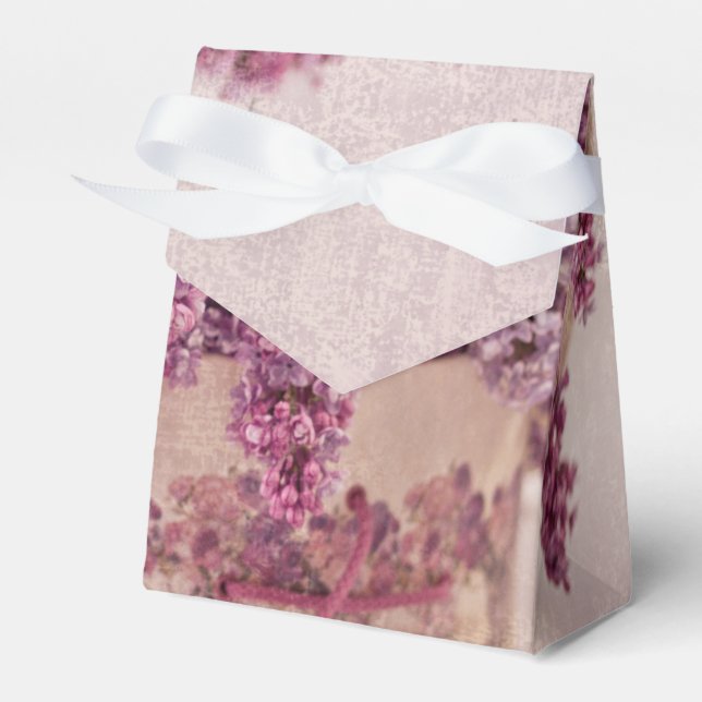 Lilacs En Una Caja De Gorras Victoriana (Front Side)