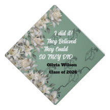 Lilios Blancos Elegantes Gorra de Graduación Verde