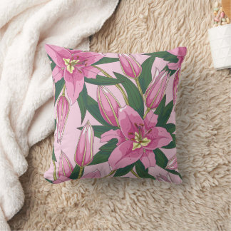 Lilis en flor en Cojín decorativo rosado pastel