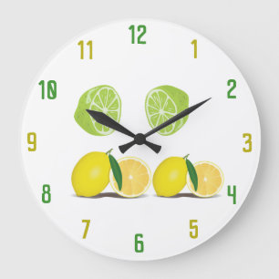 Limones y reloj de pared de las cales