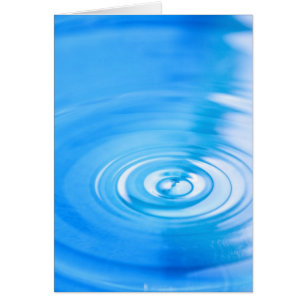 Limpie las ondulaciones del agua azul