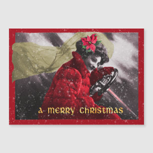 Linda chica pelirroja vintage conduciendo un coche