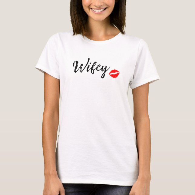 ¡LINDÍSIMO! 👰‍♀️ Camiseta rosa "Wifey" con labios (Anverso)