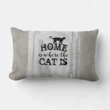 lindo gato cita almohada gris angustiado