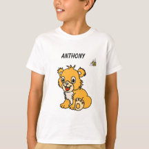 lindo pequeño león con camiseta de abeja