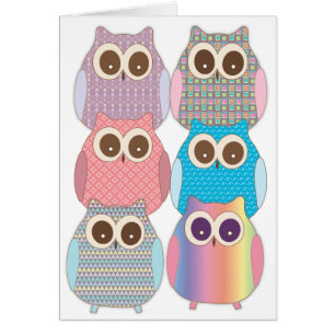 Lindo pocos colores variados de los búhos de