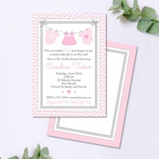 Línea de ropa Invitación Baby Shower rosa y gris (Pink Clothesline with Baby Clothes Baby Girl Shower Invitation)
