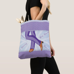 Línea piernas del baile con la bolsa de asas de