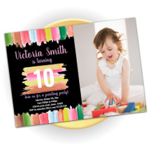 Líneas rosas pintando invitaciones de cumpleaños c