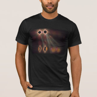 Linternas en la camiseta de los hombres oscuros