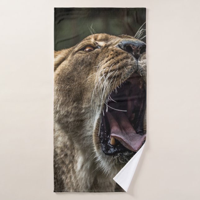 LIONESS YAWNING (Toalla de baño)