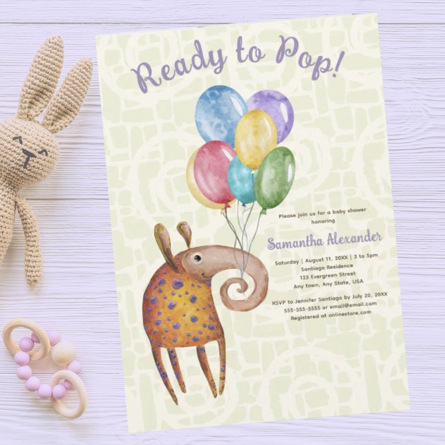 Listo para abrir una ducha de bebé Invitación (Ready to Pop baby shower invitation. Cute aardvark holding balloons. Pastel green pattern background)