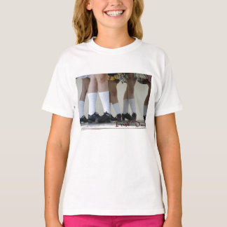 Listo para bailar con la camiseta de la juventud