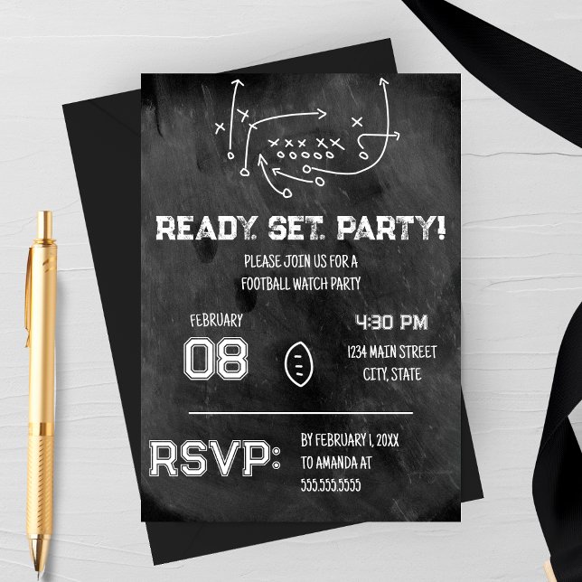 Listos para la Fiesta de Fútbol Invitación para la (Ready Set Party | Xs and Oxs | Football Watch Party Invitation | Black Chalkboard)