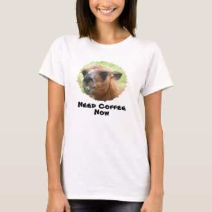 Llama furiosa necesita café Camiseta graciosa