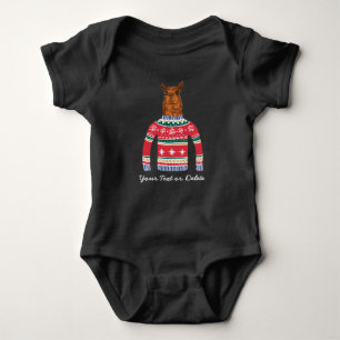 Llama linda usando suéter graciosamente Navidades 