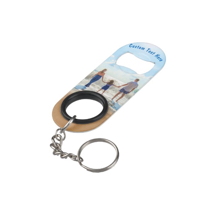 Llave con abridor de botellas y texto para subir t (Ángulo trasero)