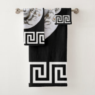 Llave griega Medusa blanca sobre diseñador negro