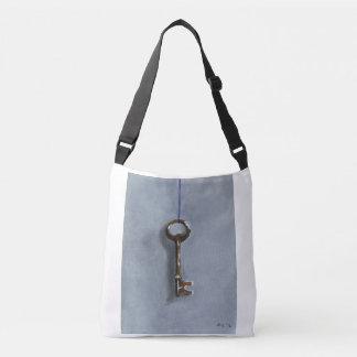 Llave sobre la bolsa de asas del hombro