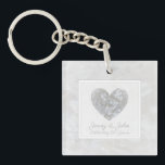 Llavero 60.º boda de diamantes personalizado de corazón<br><div class="desc">Elegante anillo de claves personalizado del 60 aniversario boda con un corazón de diamante. El regalo perfecto para parejas, padres o abuelos que celebran el aniversario de su boda de diamantes. El llavero se puede personalizar con espacio para los nombres del marido y la mujer. El mensaje que aparece en...</div>