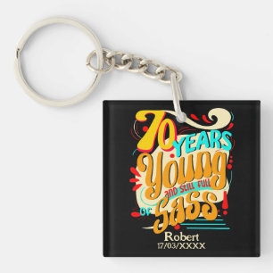 Llavero 70 años joven y todavía lleno de sass y colorida v