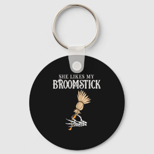 Llavero A Ella Le Gusta Mi Pareja De Broomstick Calabazas 