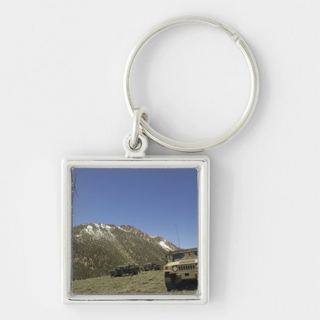 Llavero A Humvee está aparcado en el sitio de retransmisió (Frente)