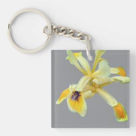 Llavero Abeja en una flor amarilla