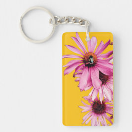 Llavero Abeja, sobre flores rosadas