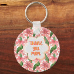 Llavero Agradecimiento personalizado y personalizado a Mam<br><div class="desc">Un diseño suave y elegante que presenta tres flores de acuarela pastel combinadas con el sentido mensaje “Gracias Mamá”. Perfecto para el Día de la Madre,  cumpleaños o apreciación diaria,  esta suave obra de arte floral aporta calidez,  amor y gratitud a cualquier producto.</div>