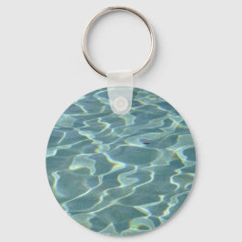 Llavero agua en una piscina